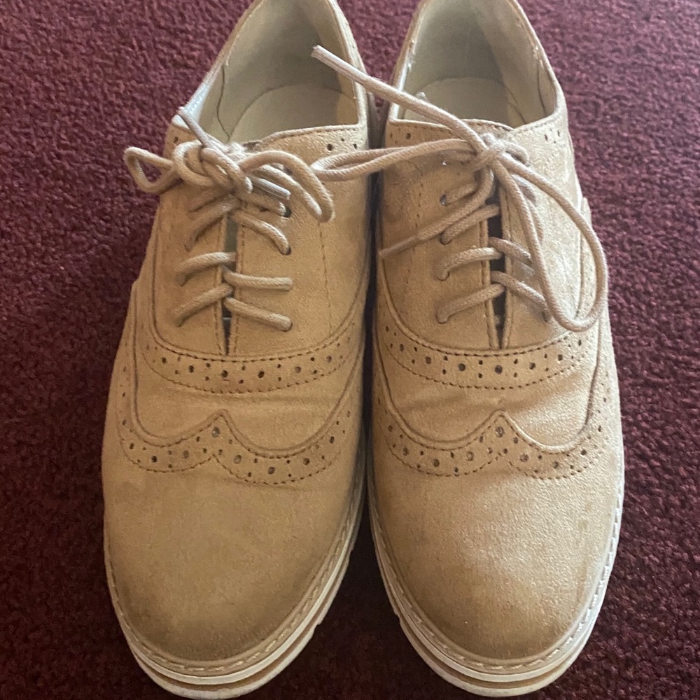 Women’s suede tan wingtip Oxford shoes